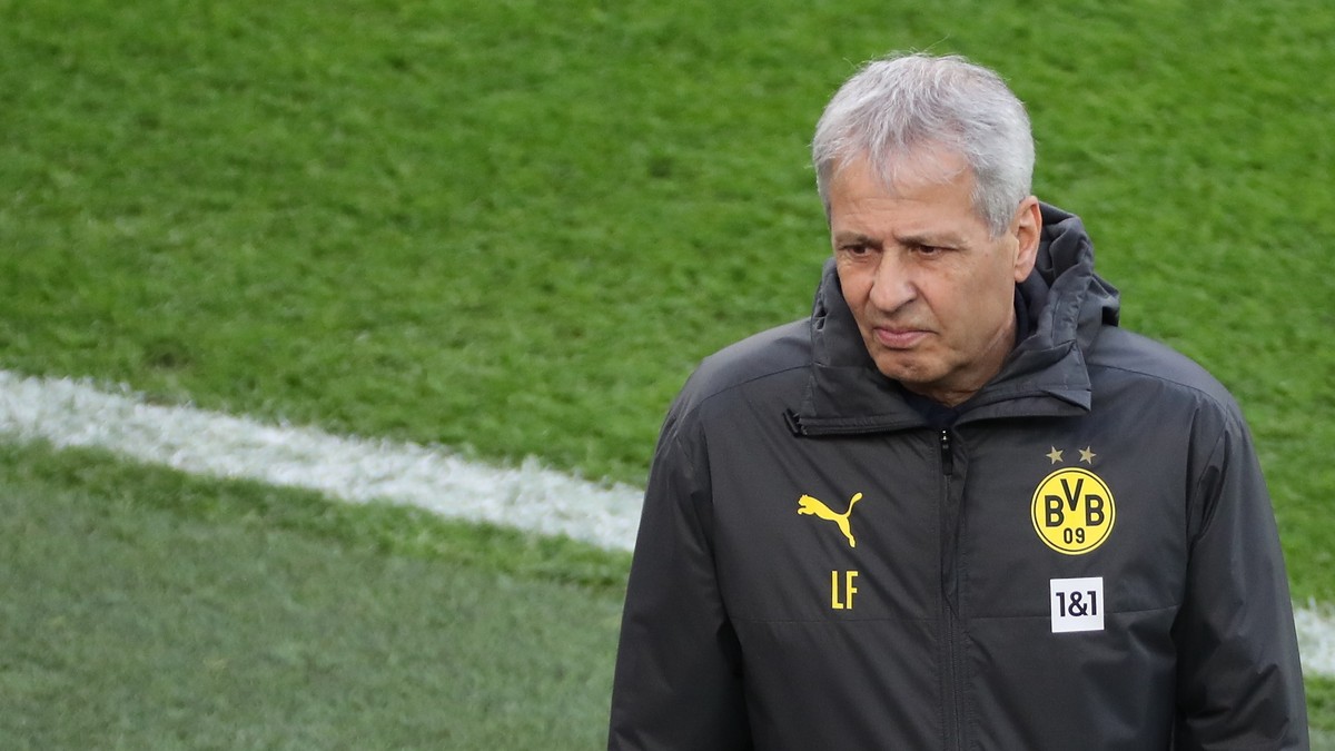 epa08879109 Dortmund's head coach Lucien Favre before the German Bundesliga soccer match between Borussia Dortmund and VfB Stuttgart in Dortmund, Germany, 12 December 2020. EPA/FOCKE STRANGMANN / ...