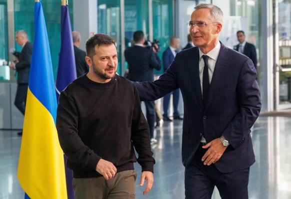 Kann auf die Unterstützung der Nato zählen: Der ukrainische Präsident Wolodimir Selenski mit Nato-Generalsekretär Jens Stoltenberg.