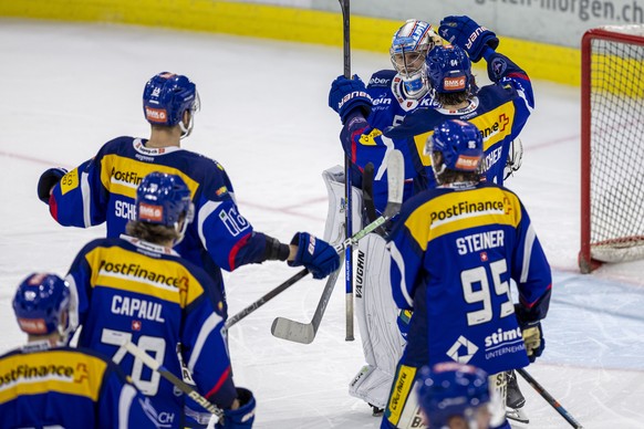 EHC Kloten Torhueter Juha Metsola wird gefeiert nach dem Sieg im Penaltyschiessen waehrend dem Eishockey-Meisterschaftsspiel der National League zwischen dem EHC Kloten und dem HC Ajoie am Dienstag, 1 ...