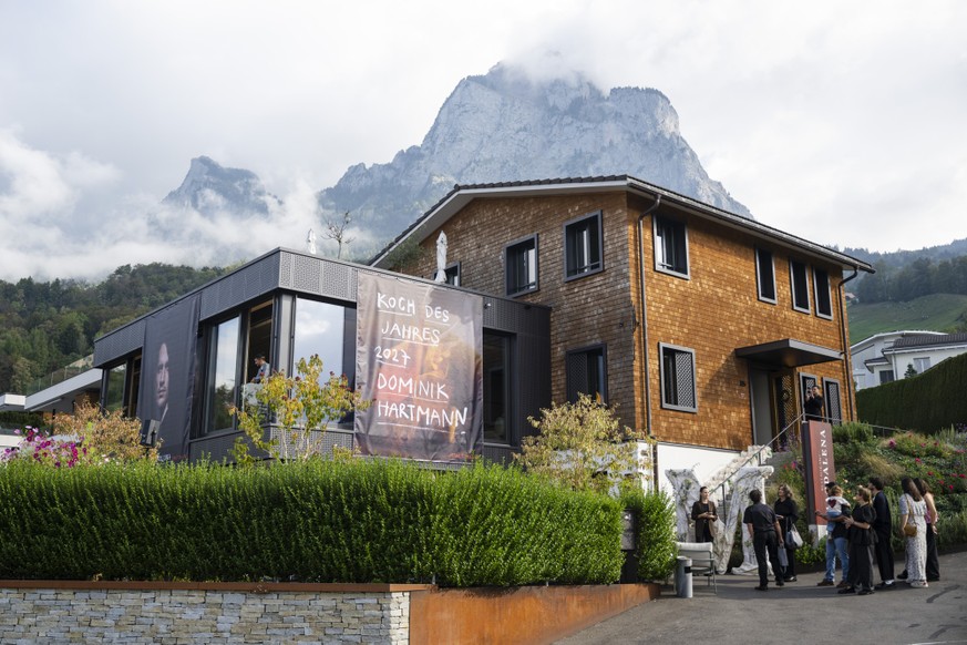 Restaurant ''MAGDALENA'' in Rickenbach SZ mit dem grossen Mythen im Hintergrund. Der schwyzer Chefkoch Dominick Hartmann wurde im eigenen Restaurant ''MAGDALENA' ...