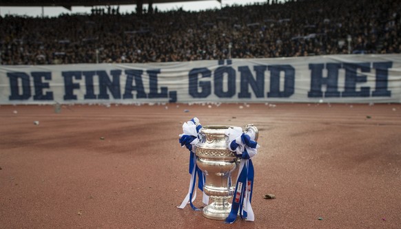 JAHRESRUECKBLICK 2016 - SPORT - Der Pokal steht vor der Suedkurve im Schweizer Fussball Cup Final zwischen dem FC Lugano und dem FC Zuerich , im Stadion Letzigrund in Zuerich, am Sonntag, 29. Mai 2016 ...