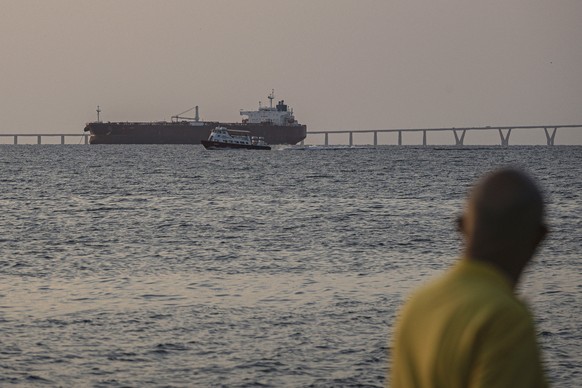 epa12598845 An oil tanker is seen from the Lake Maracaibo boardwalk in Maracaibo, Venezuela, 17 December 2025. The state oil company Petroleos de Venezuela (PDVSA) says exports of crude oil and its de ...