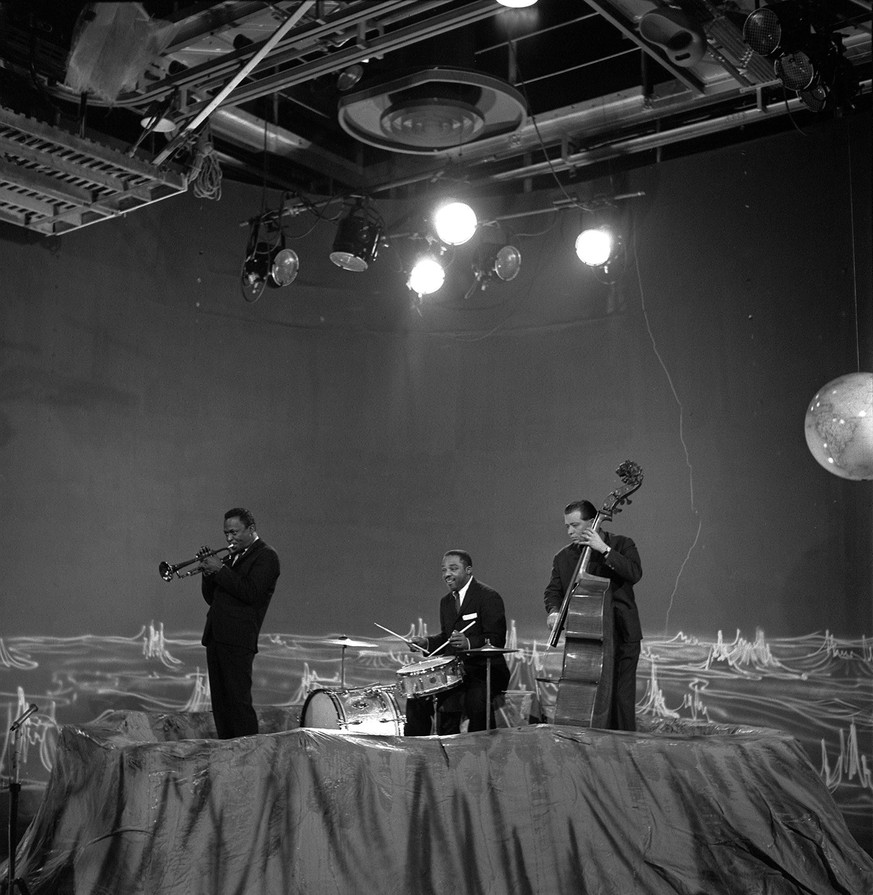 Varieties Christmas: in the light of the Moon
Miles Davis and musicians in the studio shooting a sequence jazz for the programming of Christmas 7.12.1957 (Photo by Gerard Landau\INA via Getty Images)