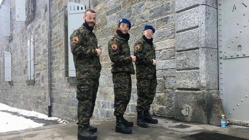 Die Schweizer Rekruten haben ihre Uniform mit dem Abbild des albanischen Nationalhelden Skanderbeg geschmückt.
