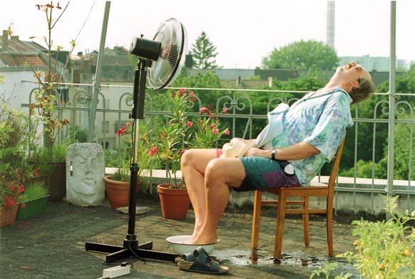 Bildnummer: 51102085 Datum: 30.08.2001 Copyright: imago/bonn-sequenz
Hitzewelle: Mann kühlt sich auf seiner Terrasse mit einem Ventilator ab, Personen; 2001, Model released, Symbolfoto, Mann, Männer,  ...