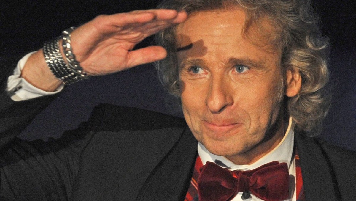 epa03023904 A photo made available 04 December 2011 shows German TV host Thomas Gottschalk waving to the audience during the broadcast of German TV show 'Wetten, dass...' (Lit: Wanna bet tha ...