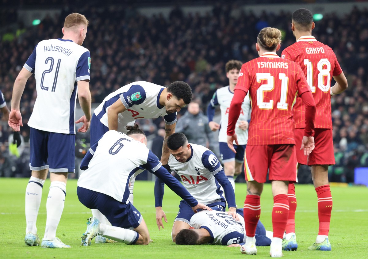 epa11813664 Rodrigo Bentancur of Tottenham lies on the ground during the EFL Cup semi-finals match between Tottenham Hotspur and Liverpool FC, in London, Britain, 08 January 2025. EPA/NEIL HALL