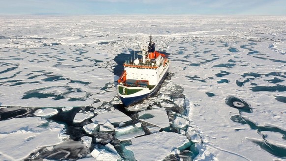 Das deutsche Expeditionsschiff "Polarstern" inmitten arktischer Eisschollen. Seine Mission "Mosaic" - mit Beteiligung von drei Schweizer Teams - endet am Montag. (Archivbild)