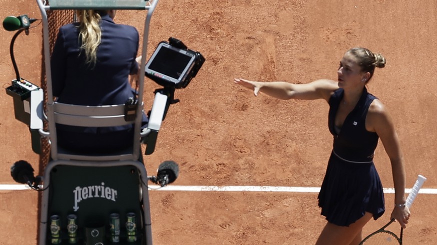 epa10659637 Marta Kostyuk of Ukraine (R) refuses the handshake with Aryna Sabalenka of Belarus (L) after their Women&#039;s Singles first round match during the French Open Grand Slam tennis tournamen ...