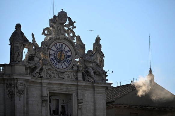 epa12084112 White smoke rises from the chimney of the Sistine Chapel, signaling that cardinals elected a new pope during their conclave in Vatican City, 08 May 2025. EPA/ALESSANDRO DI MEO