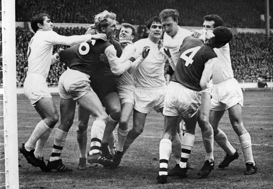 Bildnummer: 14517076 Datum: 01.01.1900 Copyright: imago/United Archives International
1968 League Cup Final Leeds United v Arsenal A fracas in the goalmouth of Leeds United, during today s football le ...