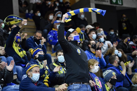 Die Davoser Fans mit Maske feuern ihre Mannschaft an, im Eishockey-Qualifikationsspiel der National League zwischen dem HC Davos und den SC Rapperswil-Jona Lakers, am Samstag, 17. Oktober 2020, im Eis ...