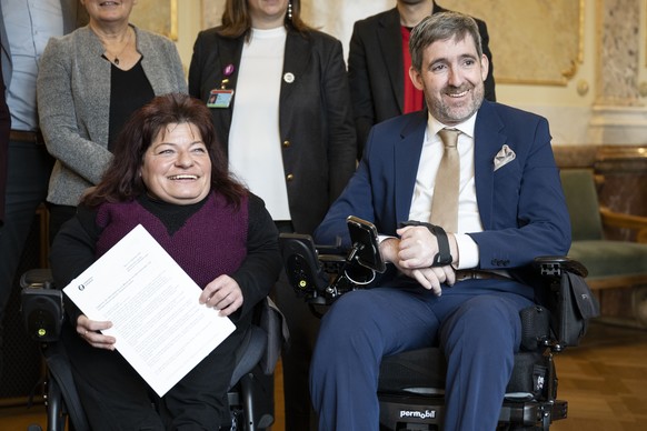 Vanessa Grand, links, und Nationalrat Philipp Kutter, Mitte-ZH, unterhalten sich in der Wandelhalle am Dienstag, 3. Dezember 2024, in Bern. Am heutigen internationalen Tag der Menschen mit Behinderung ...