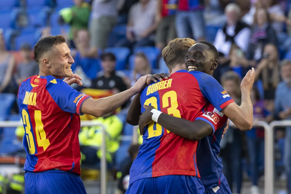 Basels Taulant Xhaka, Wouter Burger und Jean-Kevin Augustin, von links, jubeln nach dem 4:1 im Fussball Meisterschaftsspiel der Super League zwischen dem FC Basel 1893 und dem Grasshopper Club Zuerich ...