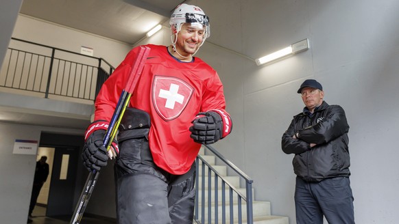 Switzerland&#039;s forward Nino Niederreiter leaves the arena, after a Switzerland team training session at the IIHF 2023 World Championship, at the Daugava Arena, in Riga, Latvia, Wednesday, May 17,  ...