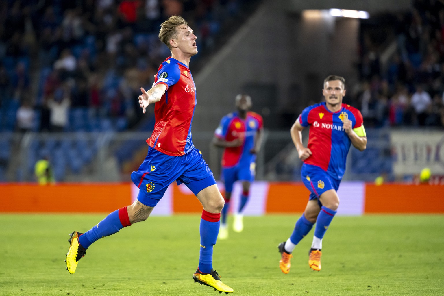 Basel&#039;s Wouter Burger cheeers after scoring during the UEFA Conference League group H soccer match between Switzerland&#039;s FC Basel 1893 and Armenia&#039;s FC Pjunik Jerewan at the St. Jakob-P ...