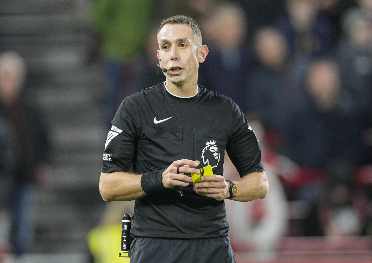 FILE - Referee David Coote during the English Premier League soccer match between Brentford and Aston Villa in London, Sunday, Dec. 17, 2023. (AP Photo/Dave Shopland, File)
England Referee Banned