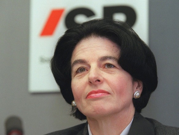 SPS-Praesidentin Ursula Koch nimmt Stellung zu den Fragen der Bundeshausjournalisten betreffend den internen Problemen ihrer Partei, am Donnerstag, 24. Februar 2000, in Bern. (KEYSTONE/Edi Engeler)
