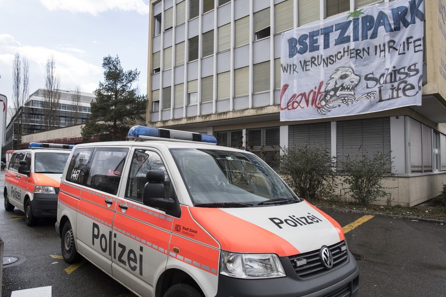 Polizeifahrzeuge stehen vor dem besetzten Tao-Chi-Schulungszentrum an der Baslerstrasse in Altstetten Zuerich, aufgenommen am Montag, 12. Februar 2018. (KEYSTONE/Ennio Leanza)