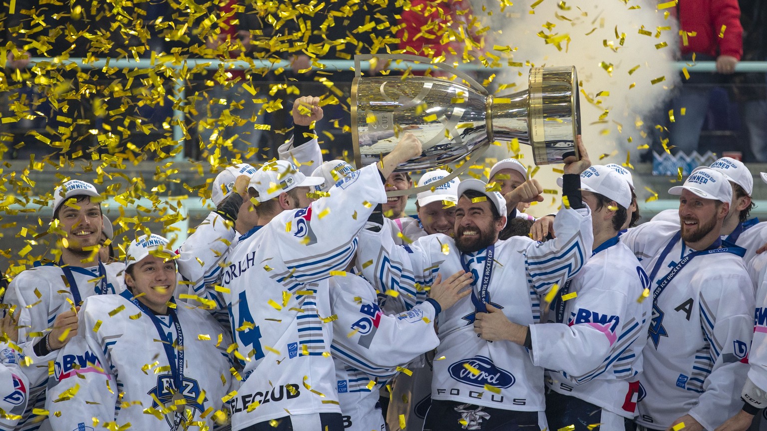 EV Zug Stuermer Fabian Schnyder stemmt den Pokal in die Hoehe nach dem Sieg im Final des Swiss Ice Hockey Cups 2018/19 zwischen den SC Rapperswil-Jona Lakers und dem EV Zug am Sonntag, 3. Februar 2019 ...