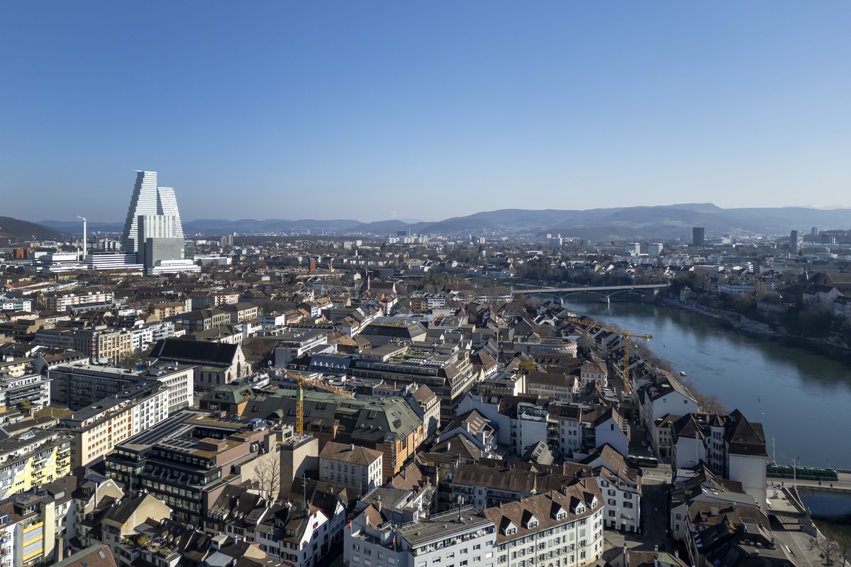 Drohenenaufnahme ueber Basel, am Dienstag, 18. Maerz 2025. Im Hintergrund links sind die Tuerme der Roche zu sehen. (KEYSTONE/Georgios Kefalas)