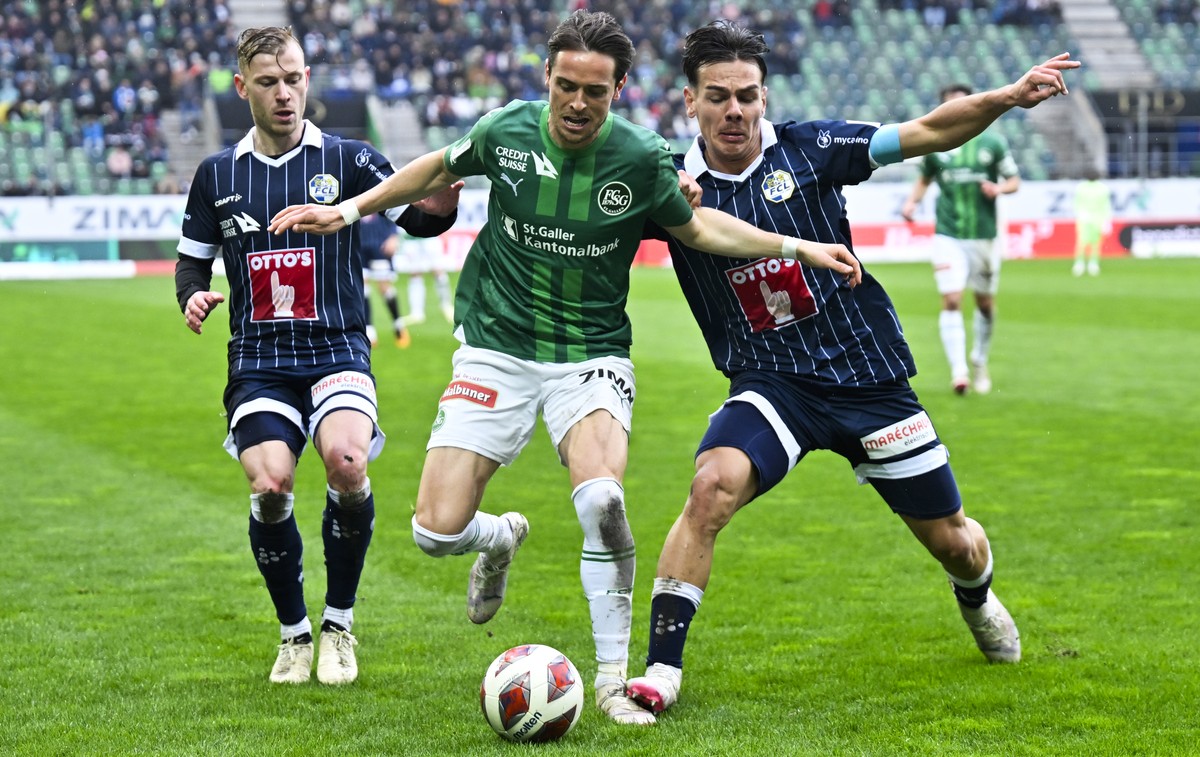 Jordi Quintilla (FCSG), links, gegen Ardon Jashari (FCL), im Fussball Meisterschaftsspiel der Swiss Super League zwischen St. Gallen, FCSG, und Luzern, FCL, vom Montag, 1. April 2024 in Kybunpark in S ...
