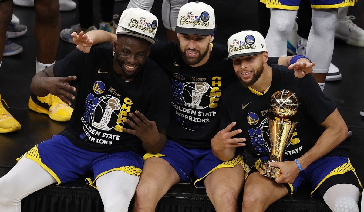 epa10017509 Golden State Warriors forward Draymond Green (L), Golden State Warriors guard Klay Thompson (C), and Golden State Warriors guard Stephen Curry (R), pose for a team photo, following the Gol ...