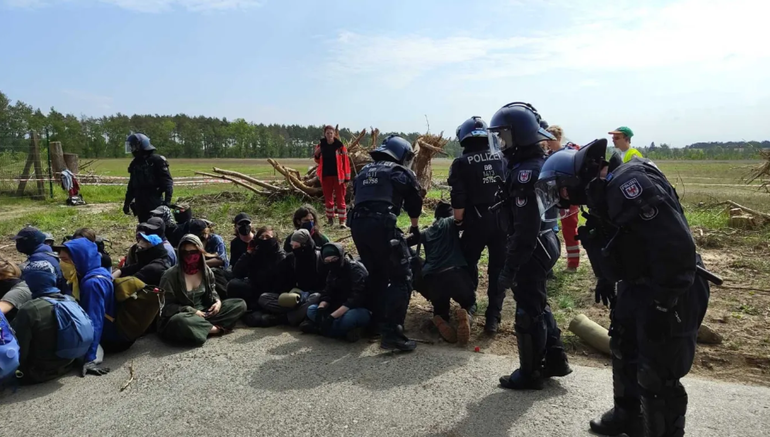 Die Polizei geht in Neuhardenberg gegen die Sitzblockade vor.