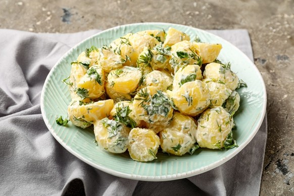 Kartoffelsalat mit viel Dill. Wie in Russland.