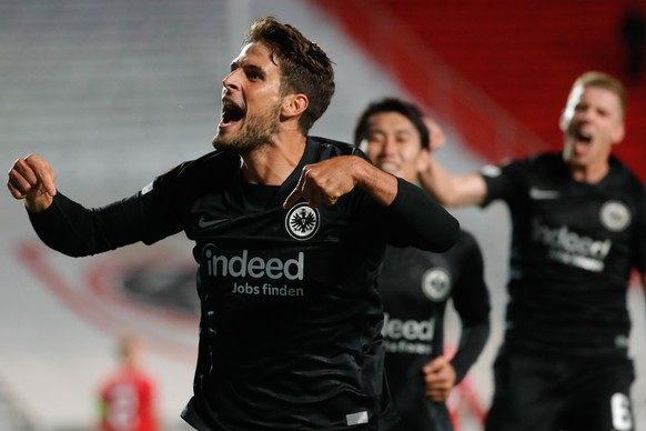epa09498294 Gonzalo Paciencia of Eintracht Frankfurt celebrates after scoring his team&#039;s first goal during the UEFA Europa League group D soccer match between Royal Antwerp FC and Eintracht Frank ...