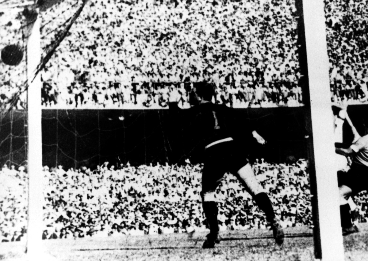 Fussball, WM 1950, Finale, Uruguay - Brasilien 2:1, Maracana Stadion, Rio de Janeiro, 16.07.1950
Alcides GHIGGIA (URU, nicht im Bild) erzielt das 2:1 gegen Torwart Moacyr BARBOSA (BRA)