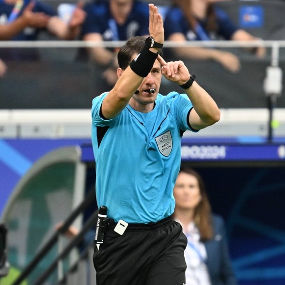 240617 EURO2024 BELGIË VS SLOWAKIJE Scheidsrechter Umut Meler keurt een 1-1 gelijkmaker van Romelu Lukaku 10 van België af na het controleren van het VAR-scherm tijdens een voetbalwedstrijd tussen nationale teams ...