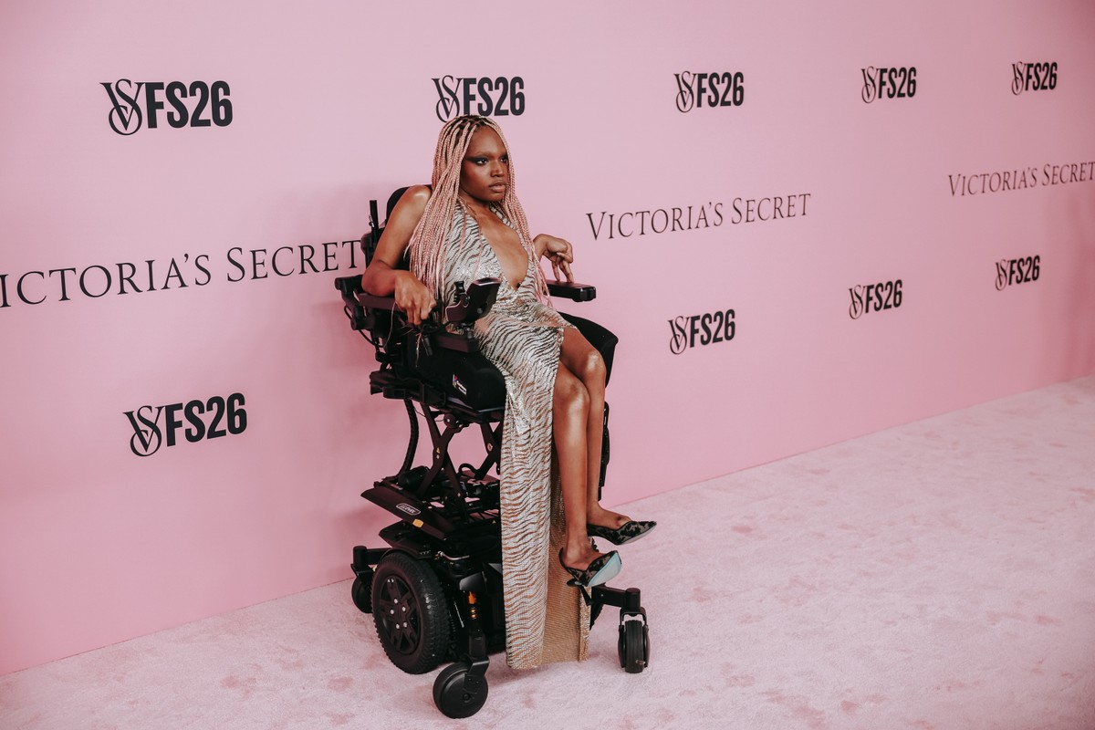 epa13314603 Ariana Rose Philip arrives on the Pink Carpet for the 2026 Victoria's Secret Fashion Show at Sony Studios in Culver City, California, USA, 18 October 2026. EPA/CHRIS TORRES