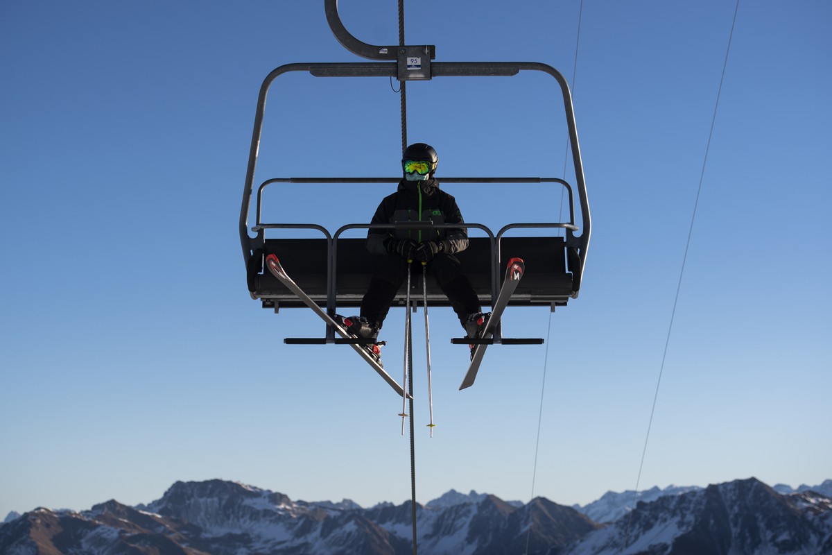 Skifahrer mit Schutzmaske gegen Covid-19, aufgenommen am Sonntag, 29. November 2020, beim "Hoernli" in Arosa. Ab diesem Wochenende gehen einige Lifte vor Ort in den taeglichen Betrieb. (KEYS ...
