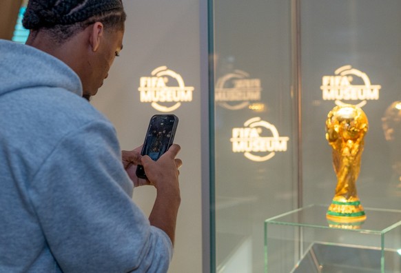 Livano Comenencia, Verteidiger des FC Zürich, war bei uns im FIFA Museum zu Gast.



Nach der sensationellen Qualifikation mit Curaçao für die FIFA Fussball-Weltmeisterschaft 2026™ – als kleinstes Lan ...