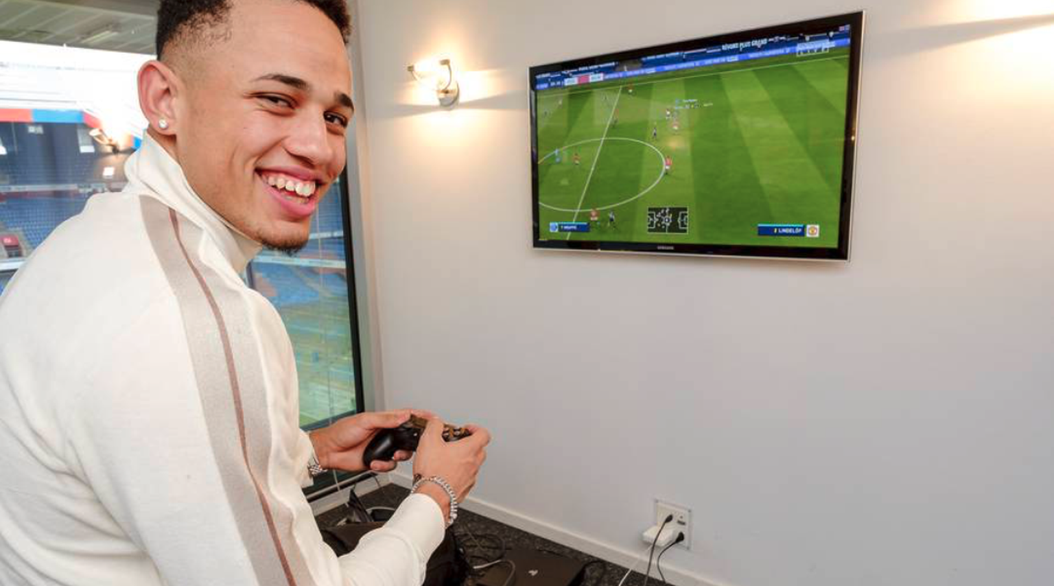 Noah Okafor kann nicht nur gut kicken. Er kann auch in die Kamera lächeln und dich nebenbei trotzdem im Fifa in einer Halbzeit mit 0:5 abzocken.