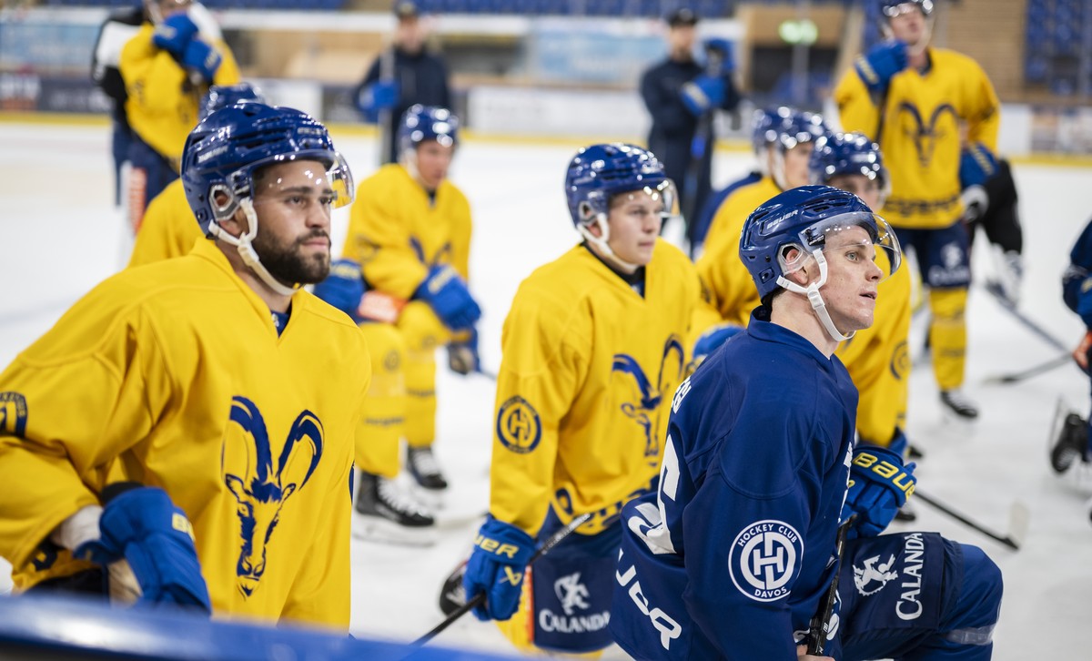 Harrison Schreiber, links, und Dominik Egli im Eistraining des HC Davos, am Donnerstag, 13. August 2026, in der VAT Arena in Davos. (KEYSTONE/Gian Ehrenzeller)
