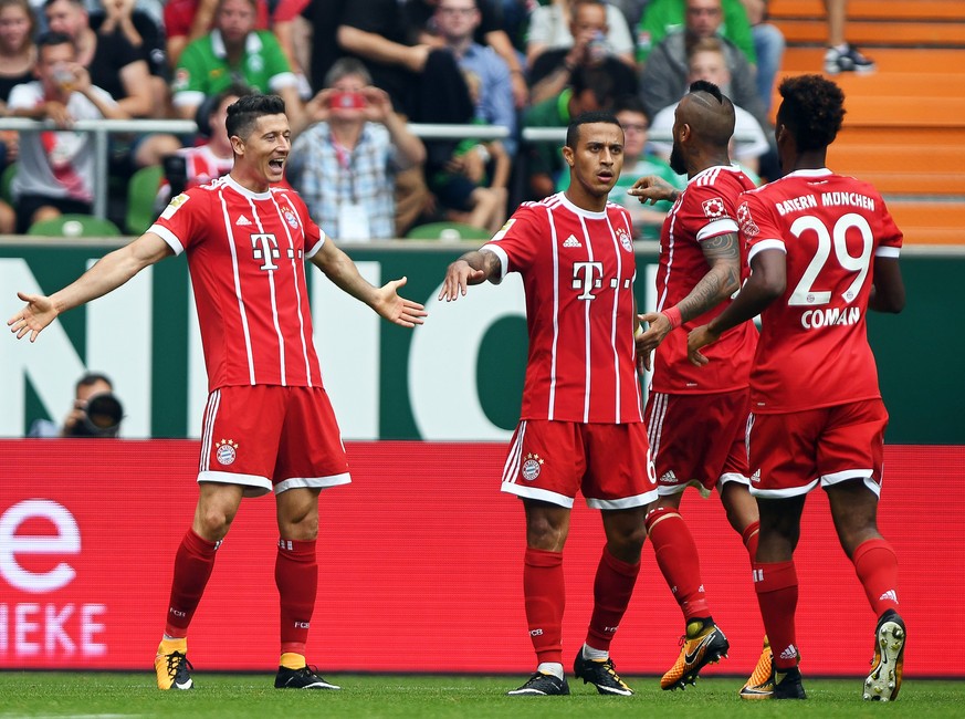 epa06164626 Bayern Munich&#039;s Robert Lewandowski (L) celebrates with his teammates after scoring a goal during the German Bundesliga soccer match between SV Werder Bremen and FC Bayern Munich in Br ...