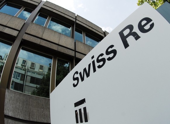 ARCHIV --- ZU DEN HALBJAHRESZAHLEN VON SWISS RE STELLEN WIR IHNEN FOLGENDES BILD ZUR VERFUEGUNG --- Der Hauptsitz des Rueckversicherers Swiss Re, aufgenommen am Dienstag, 19. Juli 2011, in Zuerich. (K ...