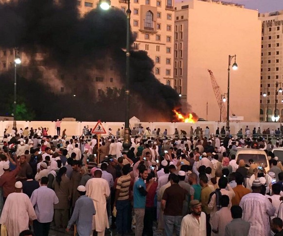 Anschlag in Medina: Dunkler Rauch steigt über dem Tatort auf.
