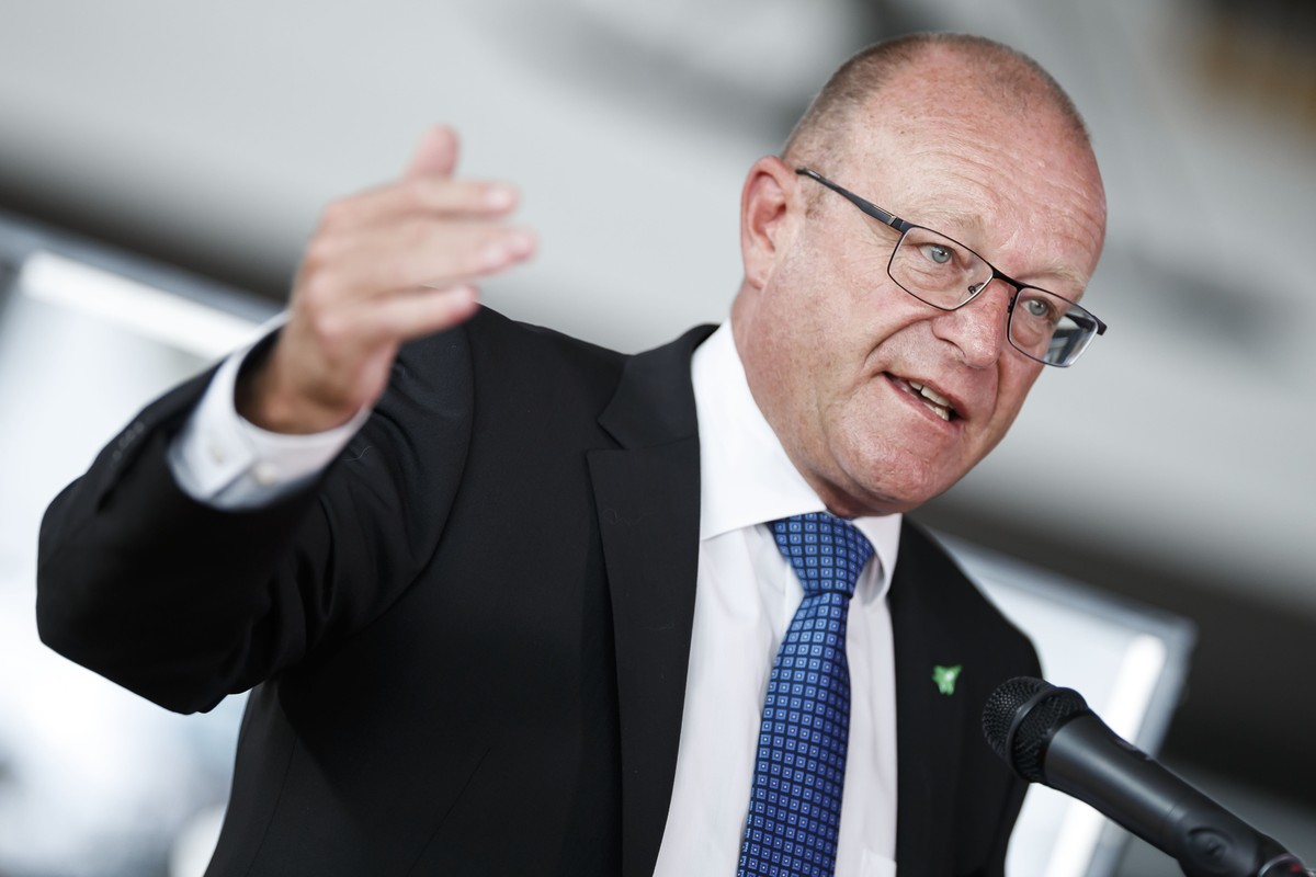 Le Conseiller national Jean-Luc Addor, vice-president du comite, prend la parole lors d'une conference de presse du comite romand "oui a la securite aerienne" le mardi 18 aout 2020 au m ...