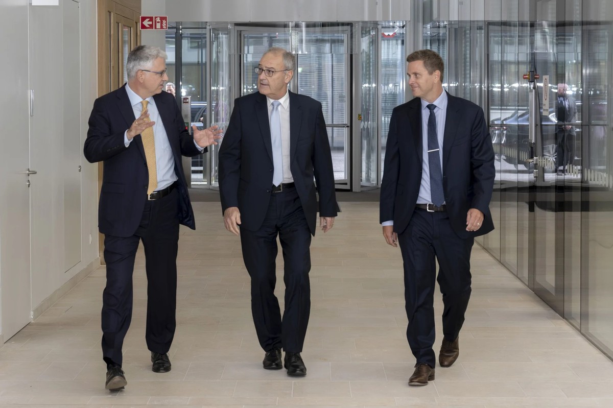 Le président de Roche, Severin Schwan, le conseiller fédéral Guy Parmelin et le directeur général de Roche, Thomas Schinecker (de gauche à droite), lors de la cérémonie d'inauguration du nouveau  ...