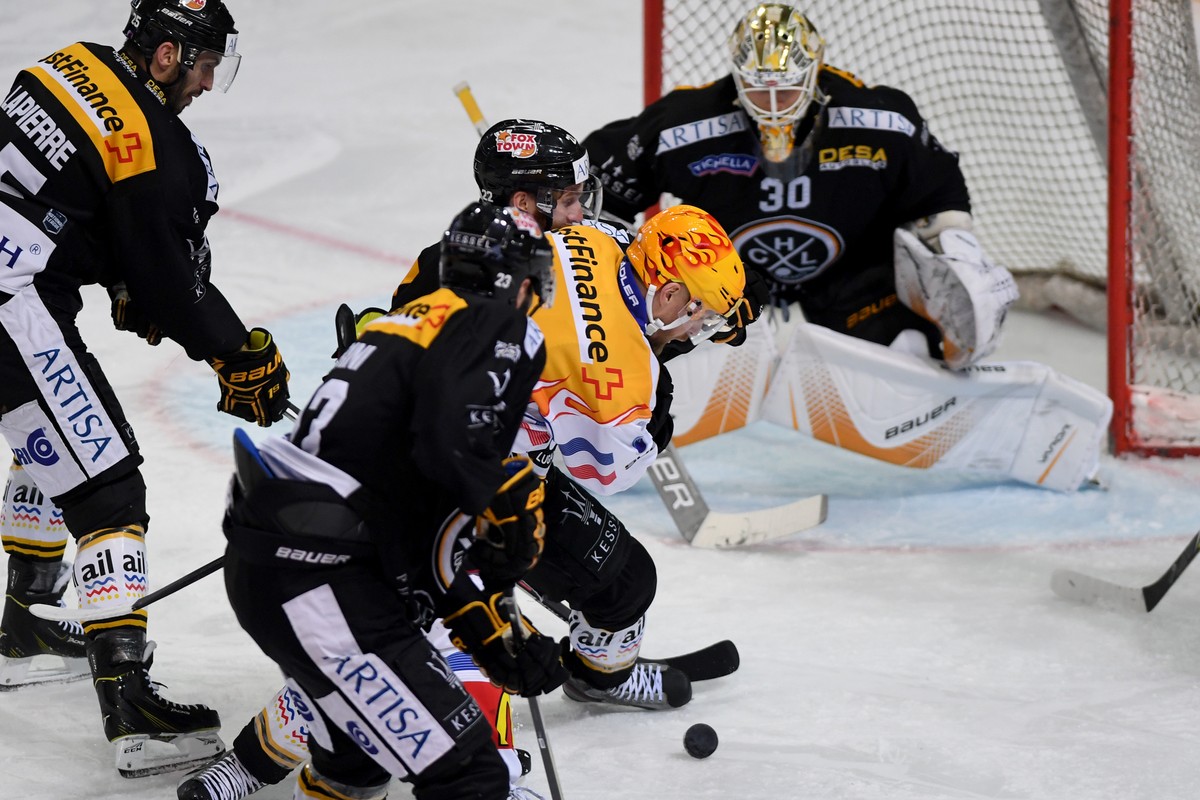 Lugano’s player Maxime Lapierre, Lugano’s player Giovanni Morin, Lugano’s player Stefan Ulmer, Zurich's player Fredrik Pettersson and Lugano’s goalkeeper Elvis Merzlikins, from left, during the p ...