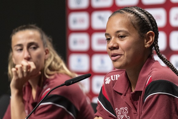 Die Spielerinnen Iman Beney, rechts, und Laia Balleste sprechen bei einem Mediapoint der Schweizer Frauen Fussball Nationalmannschaft, am Freitag, 4. Juli 2025, in Thun. (KEYSTONE/Peter Schneider)