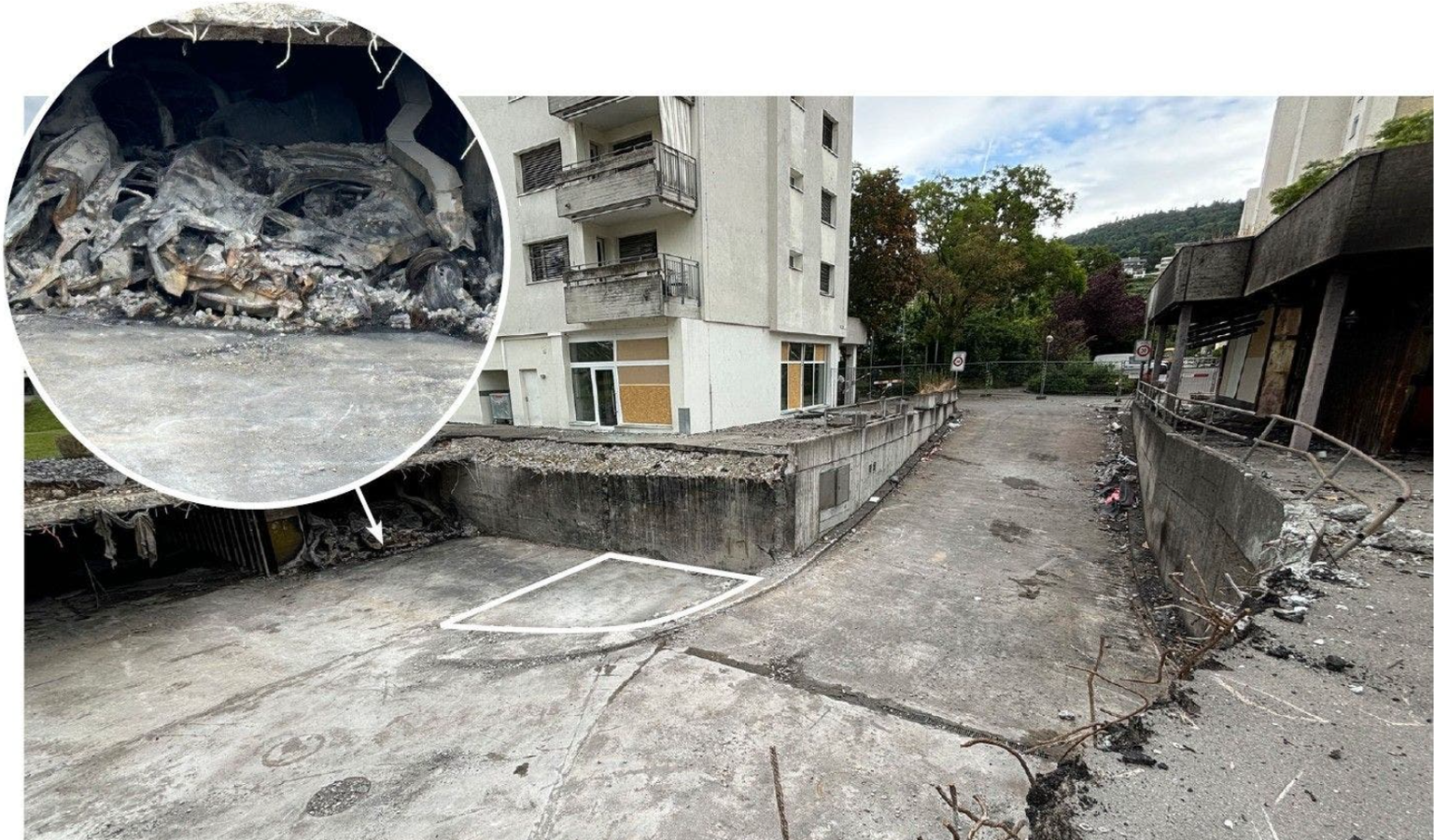Blick in die ausgebrannte Tiefgarage: Unsere weissen Linien zeigen, wo sich der Raum befand, in dem Feuerwerk explodierte. Ausgebrannte Autos in der Nähe sind noch nicht geborgen.