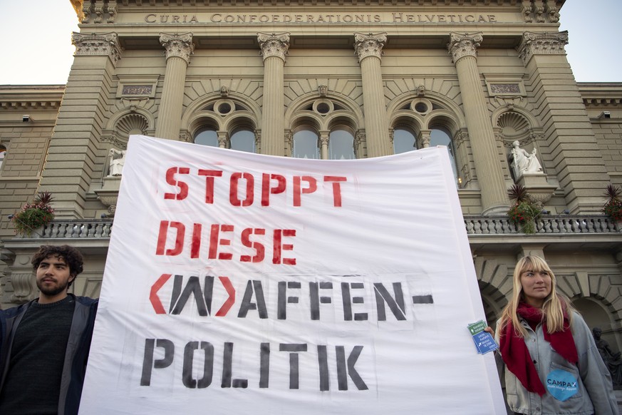 Demonstranten protestieren waehrend einer Aktion gegen Waffenexporte in Buergerkriegslaender vor der Herbstsession der Eidgenoessischen Raete, am Mittwoch, 26. September 2018 auf dem Bundesplatz in Be ...