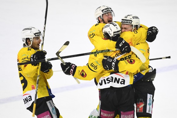 Bern's players celebrate the 1-3 goal during the second Playoff semifinal game of National League A (NLA) Swiss Championship between Switzerland's HC Lugano and SC Bern, at the ice stadium Resega in Lugano, Switzerland, Thursday, March 23, 2017. (KEYSTONE/Ti-Press/Gabriele Putzu) 