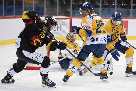 Berns Thierry Bader, links, im Duell mit Magnus Nygren im Eishockey Cup Achtelfinalspiel zwischen dem SC Bern und dem HC Davos, am Sonntag, 25. Oktober 2020, in der PostFinance Arena in Bern. (KEYSTON ...