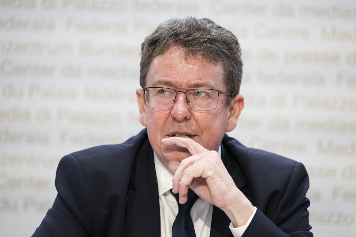 Bundesrat Albert Roesti, spricht waehrend einer Medienkonferenz ueber die Botschaft zur Finanzierung des Betriebs und Substanzerhalts der Bahninfrastruktur und zu Investitionsbeitr