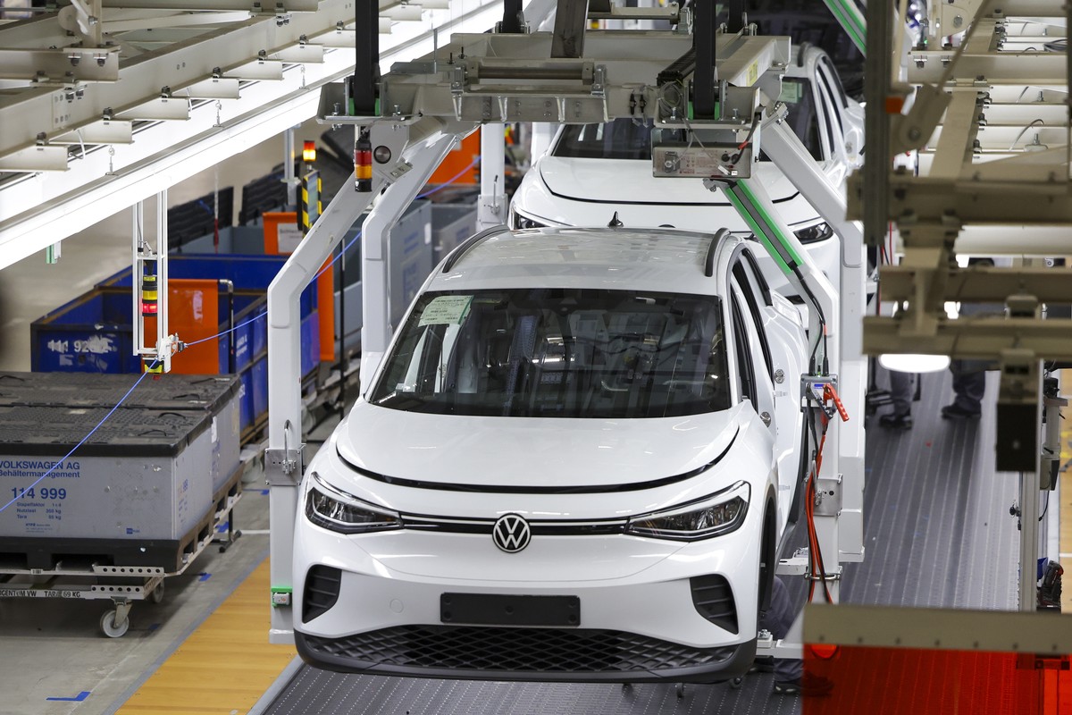 epa12774796 A VW ID.7 is seen at the Volkswagen electric car factory in Emden, Germany, 24 February 2026. The Volkswagen (VW) factory in Emden builds fully electric Volkswagen vehicles such as the ID. ...